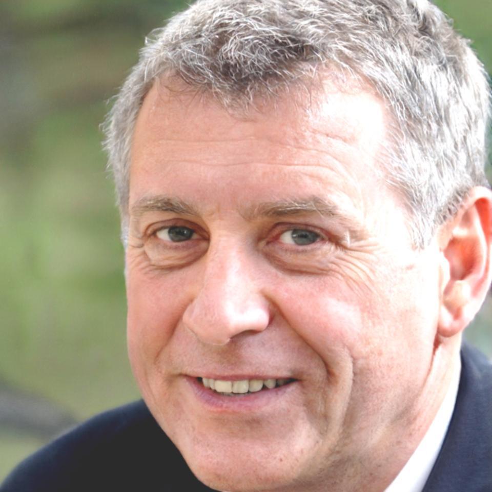 Portrait de Marc Dubois, expert en analyse financière